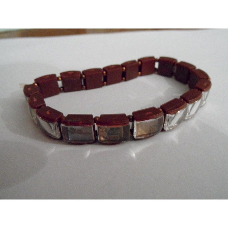 La pulsera de la confianza y el libro con las oraciones de las 18 devociones representadas en ella